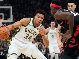 Giannis Antetokounmpo (#34) terminó con una cosecha de 30 puntos y 17 rebotes en el juego de ayer. AP/M. Gash