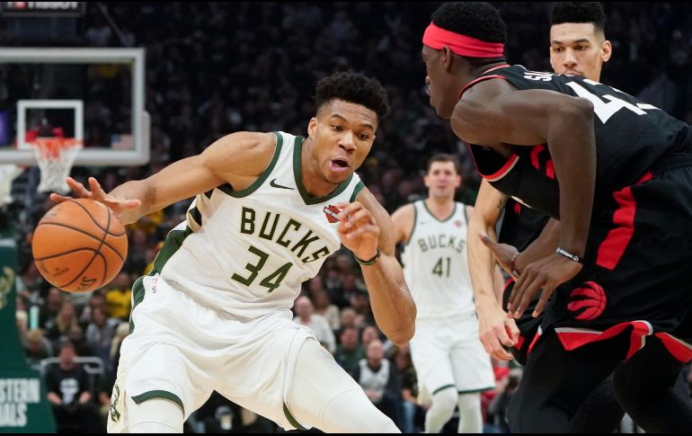 Giannis Antetokounmpo (#34) terminó con una cosecha de 30 puntos y 17 rebotes en el juego de ayer. AP/M. Gash