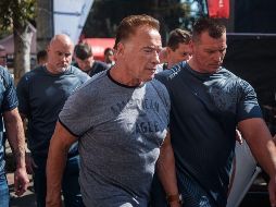 ''Me alegro de que el idiota no haya interrumpido mi Snapchat'', menciona el ex gobernador de California, quien grababa un video cuando fue atacado. AFP / M. Spatari