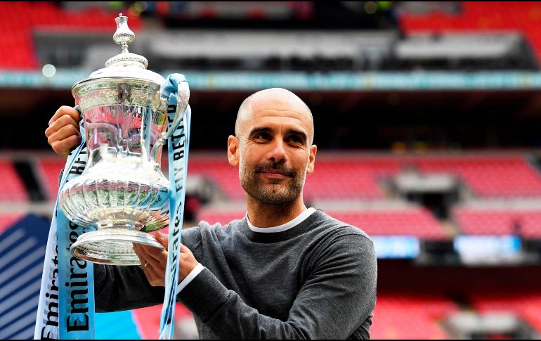Guardiola es el primer entrenador que gana el triplete doméstico en Inglaterra (Liga Premier, Copa de la Liga y FA Cup). EFE/N. Hall