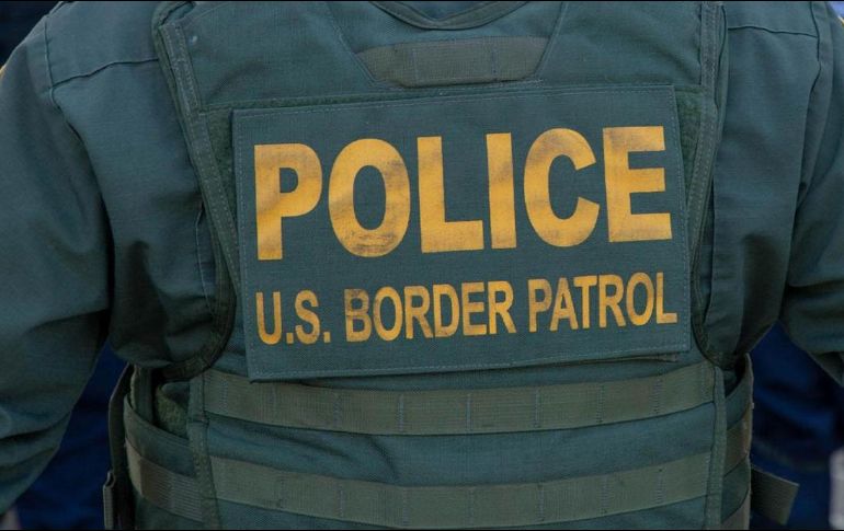 Denuncian que los traficantes de humanos alientan a las familias a acudir hasta zonas remotas a pesar del peligro que esto conlleva. TWITTER/@CBP