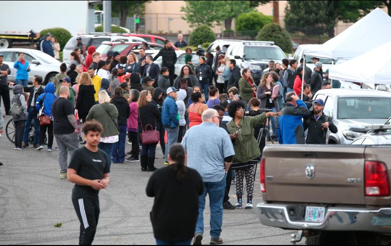 La policía local desalojó el recinto, así como otra escuela cercana, y el área se mantuvo acordonada por varias horas. AP/D. Killen