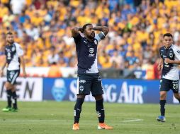 Dorlan Pabón, de Rayados de Monterrey, lamenta una jugada ante Tigres. EFE/M. Sierra