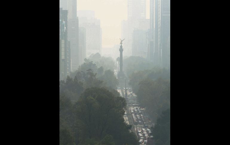 A la distancia, monumentos como el Ángel de la Independencia se perdían debido a la alta concentración de partículas. EFE