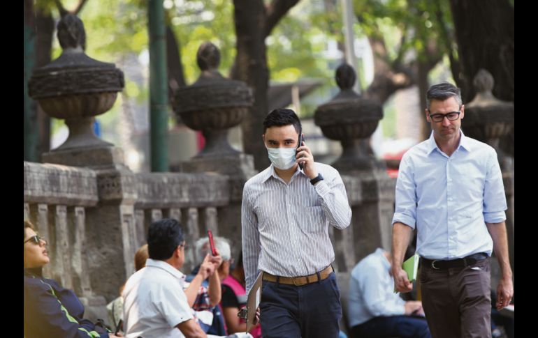 Pese a todo, la vida siguió y los capitalinos salieron a trabajar, estudiar y vivir su ciudad. EFE
