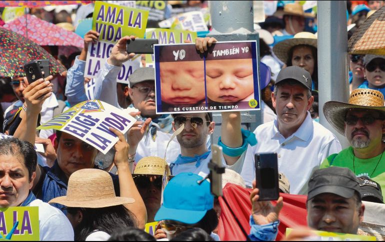 Los inconformes llegaron hasta las escaleras del Congreso capitalino. NOTIMEX