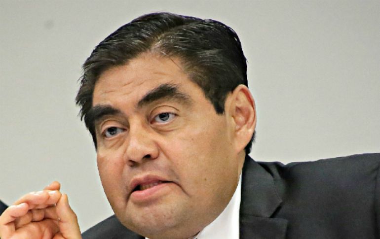 Barbosa fue el primero en llegar al Complejo Cultural Universitario de la BUAP, sede del debate. EL UNIVERSAL