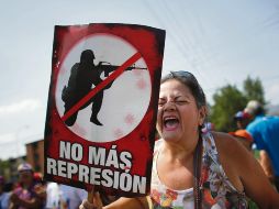 Una simpatizante de Juan Guaidó se manifiesta contra el chavismo. AP