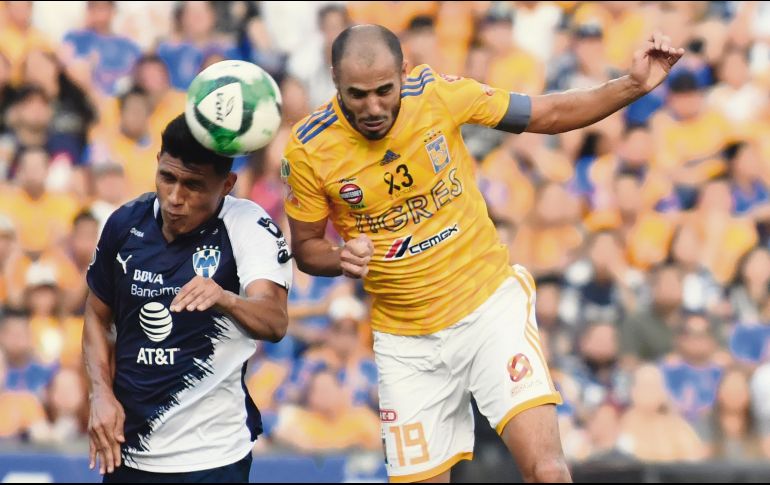 Guido Pizarro (#19) anticipa a Jesús Gallardo y clava su remate en las redes, para el tanto que le da boleto a la Final a los Tigres. IMAGO7