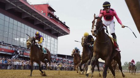 Tyler Gaffalione fue el jockey que montó a “War of Will” (der.) ayer en  la victoria en el Preakness. AP / S. Helber