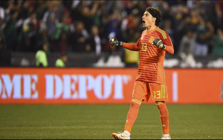 Ochoa tuvo intervenciones decisivas en el que pudo haber sido su último partido con el Standard. MEXSPORT/ARCHIVO