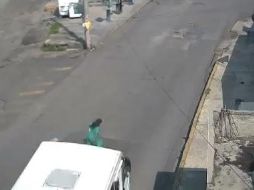 Toma de video donde se ve a la mujer pasar delante del camión. ESPECIAL