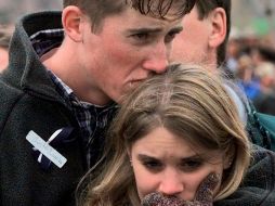 Austin Eubanks en Littleton, Colorado, en abril de 1999, durante una ceremonia por las víctimas del tiroteo en Columbine. AP/ARCHIVO