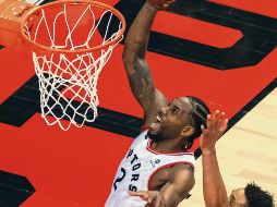 Kawhi Leonard volvió a brillar por los Raptors, al ser el mejor anotador de la noche con 36 puntos. EFE / W. Toda