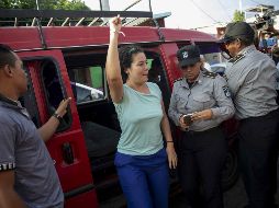 Adilia Peralta Cerratos, acusada de terrorismo, celebra luego de ser liberada y llevada a casa por custodios del Sistema Penitenciario Nacional. EFE/J. Torres