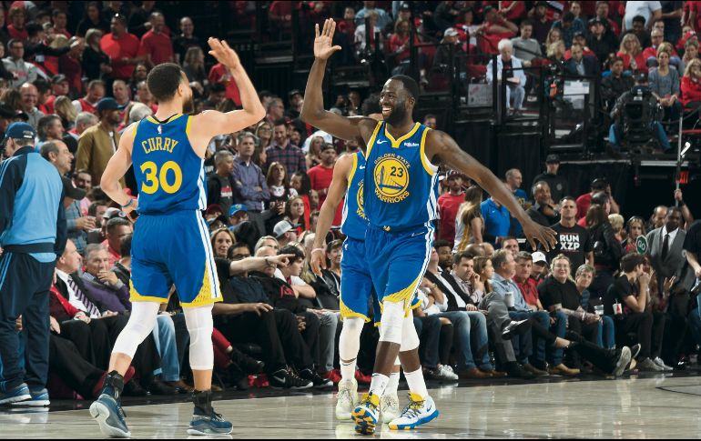 Stephen Curry (#30) y Draymond Green fueron los baluartes de los Warriors, luego de que ambos lograran un triple-doble en el triunfo de Golden State. AFP / A. Bernstein