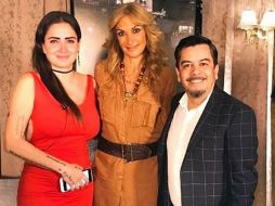 Sus declaraciones, celebradas a carcajadas por Adela Micha (c), son recogidas por usuarios de Twitter, quienes arremeten contra la hija del vocalista de El Tri. INSTAGRAM / celi_lora