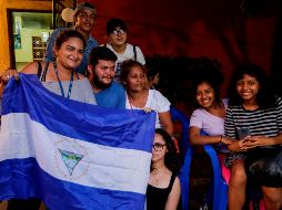 Chester Navarrete (con barba), quien fue acusado de cinco delitos durante las protestas, es recibido en su casa tras ser liberado. AFP