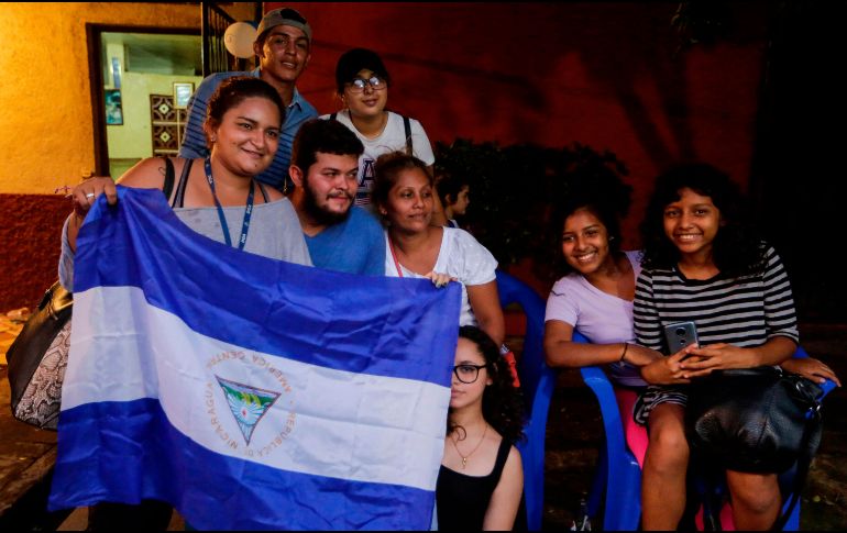 Chester Navarrete (con barba), quien fue acusado de cinco delitos durante las protestas, es recibido en su casa tras ser liberado. AFP