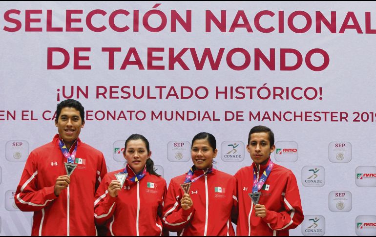 Carlos Sansores, María del Rosario Espinoza, Briselda Acosta y Brandon Plaza posan con sus preseas obtenidas en el Mundial. EFE
