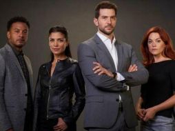 Luke Roberts (al centro) interpreta al protagonista “Eric Beaumont”. CORTESÍA