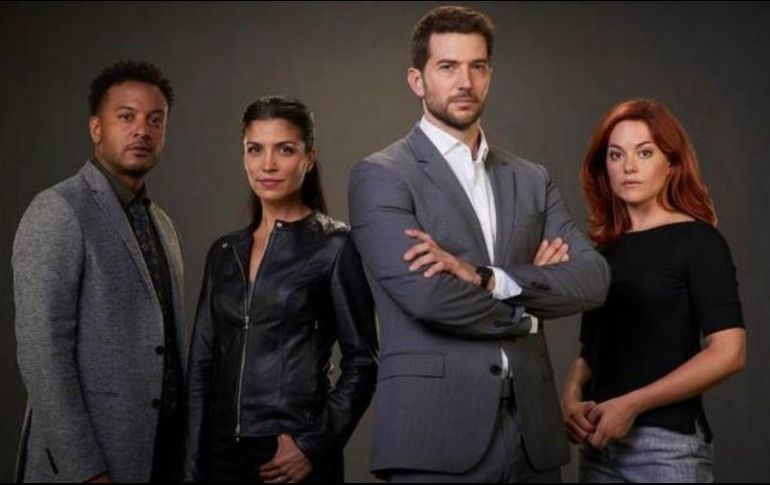 Luke Roberts (al centro) interpreta al protagonista “Eric Beaumont”. CORTESÍA