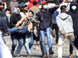 Uno de los alrededor de 200 heridos que se registran tras las protestas en Yakarta. AP/A. Ibrahim