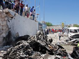 La explosión causó graves daños a edificios y vehículos cercanos. AP/F. Warsameh