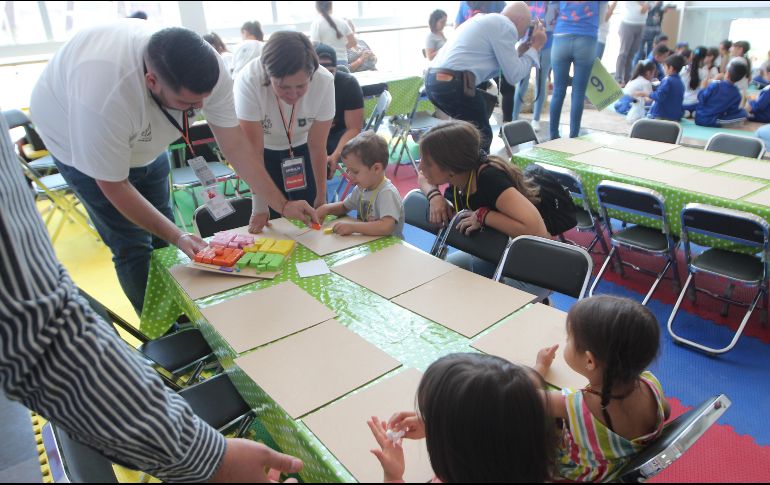 Alfaro reconoce el esfuerzo de la directora y las actividades de Papirolas por empujar el proyecto que suma a la sociedad de Jalisco. EL INFORMADOR / E. Barrera