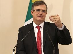 Marcelo Ebrard le deseó suerte a Zoé Robledo Aburto como el nuevo director general del IMSS. SUN/ARCHIVO