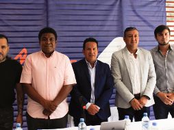 Melvin Brown (segundo de izquierda a derecha),coordinador de la AMFpro, extendió una invitación a todos los futbolistas 