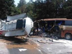 El conductor de la pipa perdió el control de la unidad y se impactó de frente contra el autobús. TWITETR/@TallaPolitica
