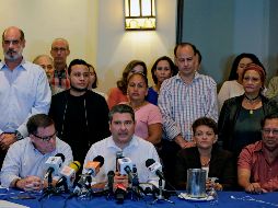 Juan Sebastián Chamorro (centro), miembro de Alianza Cívica, habla durante una conferencia donde también participó Jospé Adán Aguerri (izquierda), presidente del Consejo Superior de la Empresa Privada. AFP/I. Ocon