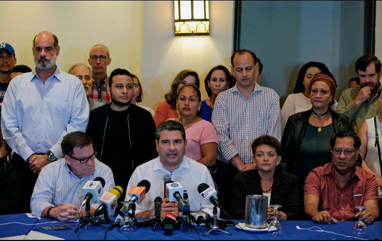 Juan Sebastián Chamorro (centro), miembro de Alianza Cívica, habla durante una conferencia donde también participó Jospé Adán Aguerri (izquierda), presidente del Consejo Superior de la Empresa Privada. AFP/I. Ocon