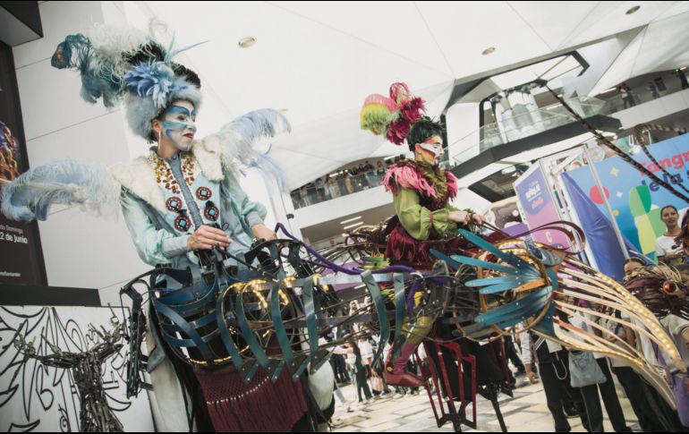 “Los pájaros de montreal, cazadores de sueños”. Con zancos, disfraces, acrobacias y más, el grupo artístico divierte a los asistentes de Papirolas. CORTESÍA