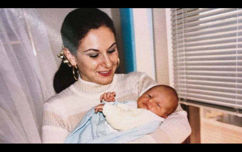 Carmelita Antonio con el primero de sus nietos.
