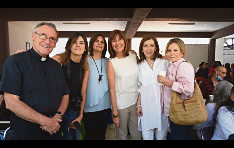 Karla, Cristi, Mercedes, Lorenza y Lorenza con el sacerdote oficiante de la misa por los niños con cáncer.