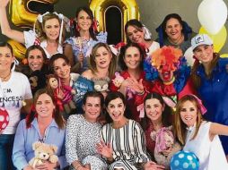 Compañeras y amigas festejando sus 50 años.