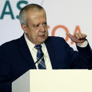 Carlos Urzúa se compromete a cumplir meta de superávit