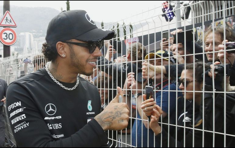 Lewis Hamilton encabeza la clasificación de pilotos, apenas por una diferencia de siete puntos sobre su compañero de equipo, Valtteri Bottas. AP / L. Bruno