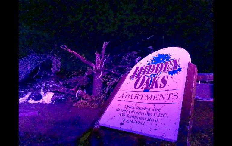 Así quedó el letrero de un complejo de departamentos  en Jefferson City.