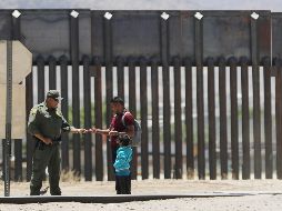 Autoridades de EU reportan que en lo transcurrido del año fiscal 2019 se ha sobrepasado el número total de arrestos en la frontera desde 2009. AFP/ARCHIVO