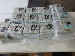 En el lugar, autoridades encontraron varios paquetes de dólares, dos armas largas y una pistola, así como municiones. ESPECIAL