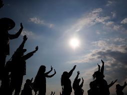 El fenómeno de la luz completamente vertical se apreciará a las 13:00 horas, y unos 15 minutos antes y 15 minutos después. AP/ARCHIVO