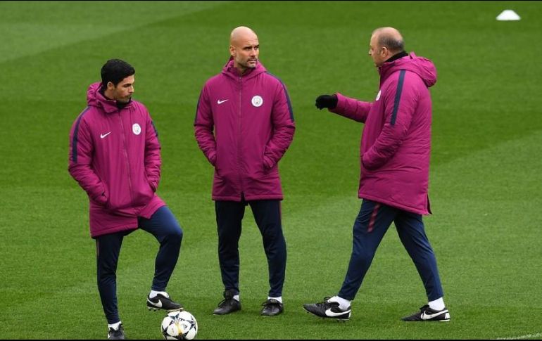 Versiones no confirmadas surgidas en Italia daban por hecho la llegada de Guardiola (C) al club de Turín. AFP/ARCHIVO