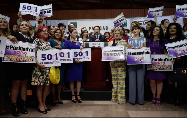 Mario Delgado, coordinador de Morena en la Cámara de Diputados, anuncia en conferencia de prensa la aprobación de la Ley de paridad de género. SUN/I. Stephens
