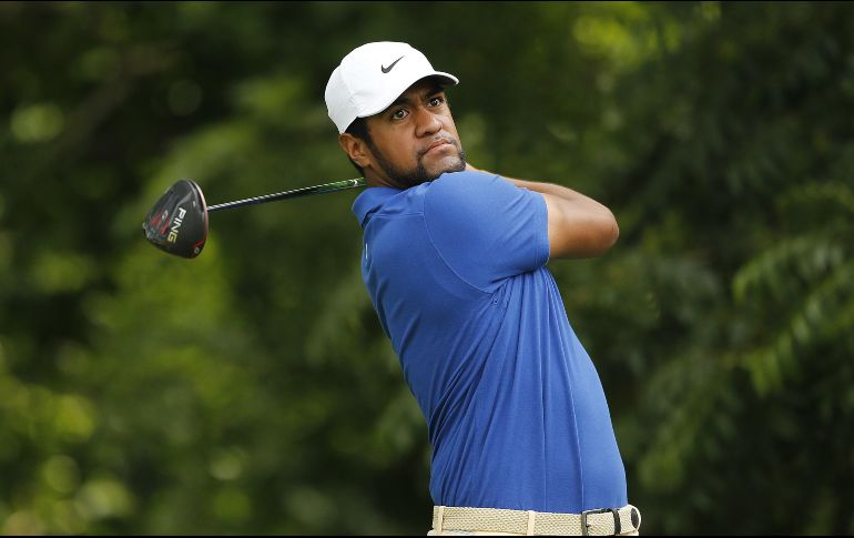 Tony Finau tiene un golpe de ventaja sobre Jordan Spieth y el canadiense Rogen Sloan. AFP/M. Reaves