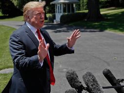 Trump habla con periodistas antes de despegar rumbo a Japón. AP/P. Martínez