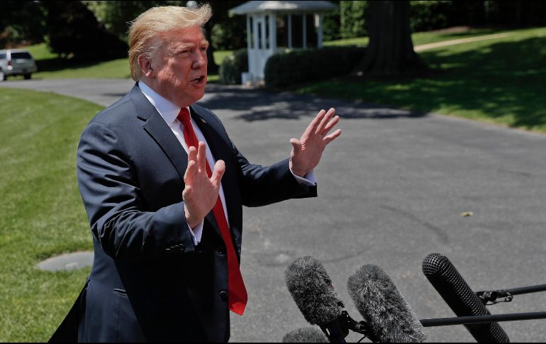 Trump habla con periodistas antes de despegar rumbo a Japón. AP/P. Martínez