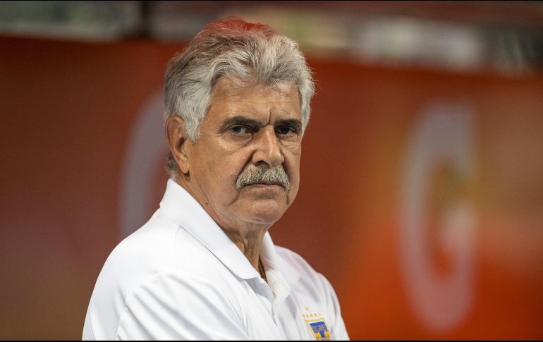 El estratega brasileño solamente utiliza el vehículo después de ganar un partido con su equipo. Ayer vencieron 1-0 a León y el domingo buscarán su séptimo título de Liga. MEXSPORT / ARCHIVO